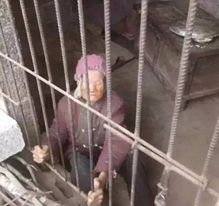 عروس سنگدل مادرشوهر خود را سالها زندانی کرد+ عکس