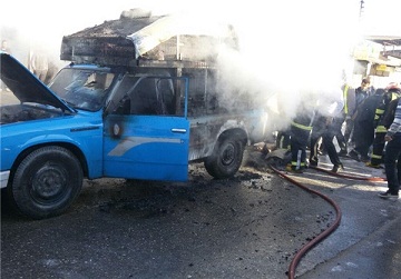 خودروی نیسان در یکی از میدان های قائم شهر دچار آتش سوزی شد+عکس
