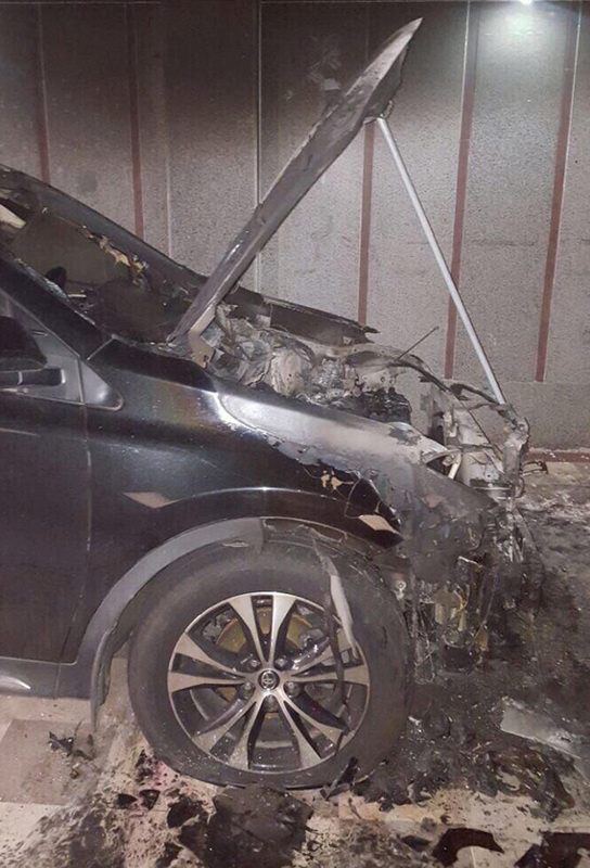 آتش زدن خودروی یک کاندید مجلس+ عکس