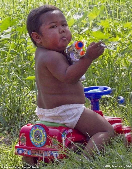 کودک 2 ساله اندونزیایی که روزی 40 نخ سیگار می کشد! + تصاویر