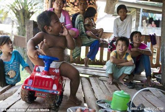 کودک 2 ساله اندونزیایی که روزی 40 نخ سیگار می کشد! + تصاویر