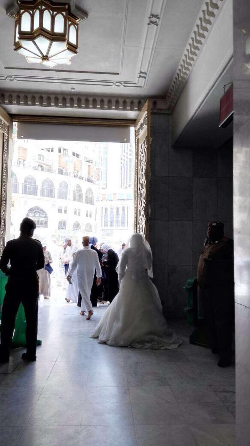 نیروهای امنیتی از ورود یک عروس به مسجدالحرام جلوگیری کردند+تصاویر