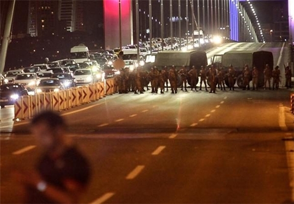 ارتش ترکیه کودتا کرد / اردوغان: از مردم می خواهم به خیابانها بریزند + تصاویر