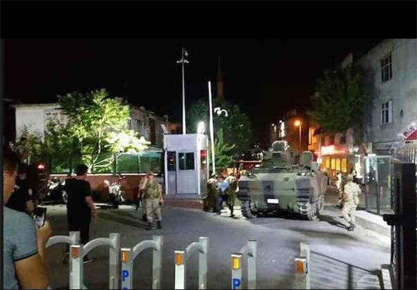 ارتش ترکیه کودتا کرد / اردوغان: از مردم می خواهم به خیابانها بریزند + تصاویر