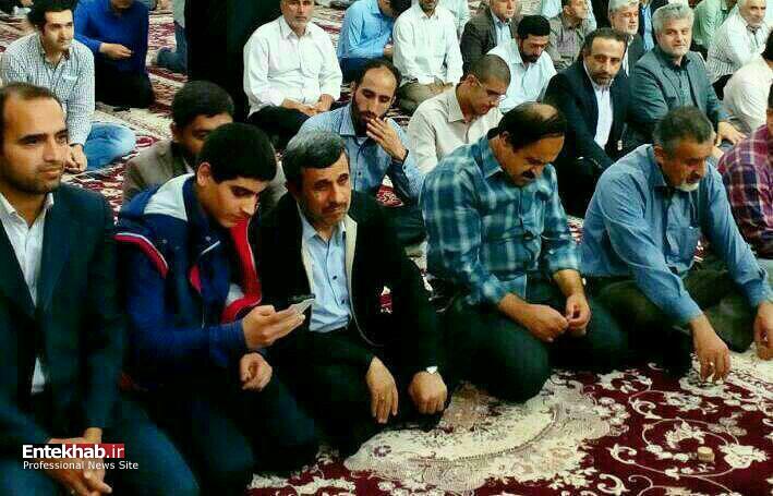 حضور غیرمنتظره احمدی نژاد در نمازجمعه یکی از شهرهای شمالی+ عکس