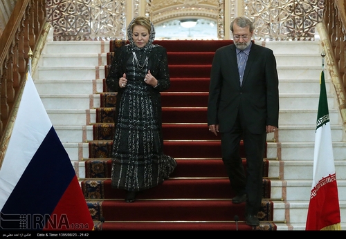 پوشش خاص رئیس مجلس روسیه در تهران/ عکس
