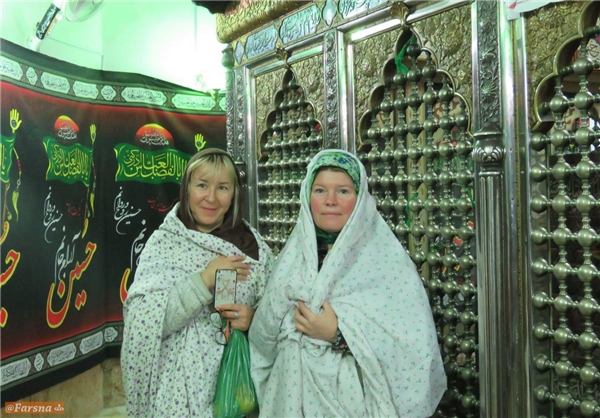 توریست‌های زن روسی در امام‌زاده عباس(ع) ساری + عکس