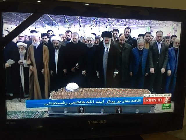 نماز رهبر انقلاب بر هاشمی رفسنجانی عکس
