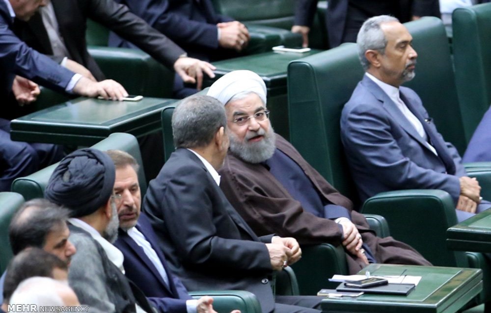 خبرگزاری فرانسه : تلاش روحانی برای گرفتن حمایت رهبری و نظامیان 