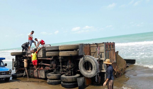 واژگونی عجیب کامیون در ساحل میانکاله + عکس