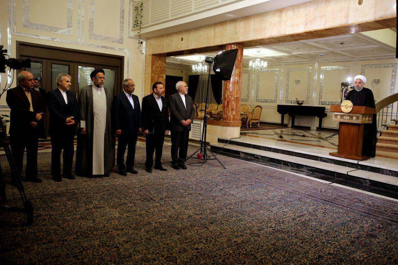 تصویر جالبی از پشت صحنه نطق زنده تلویزیونی روحانی/عکس