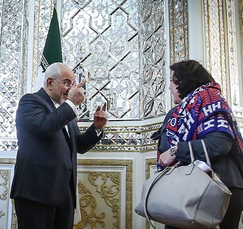 تذکر ظریف به حجاب یکی از همراهان وزیر خارجه انگلیس/عکس 