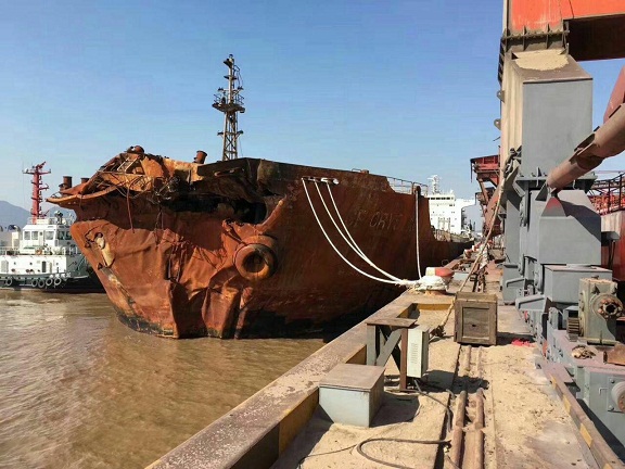 عکسی از کشتی چینی که با کشتی نفتکش سانچی برخورد کرد