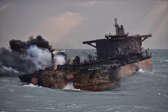 پیکر 2 ایرانی از کشتی نفتکش حادثه دیده خارج شد 