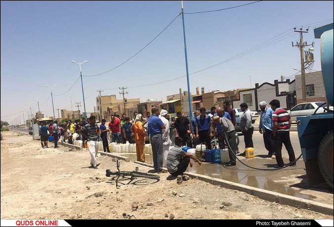 صف های طولانی مردم خرمشهر برای آب! / عکس 